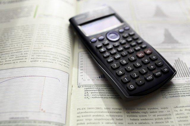 10 qualities that define a good economist
